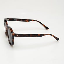 Load image into Gallery viewer, Roc Eyewear Fly Tortoiseshell Smoke