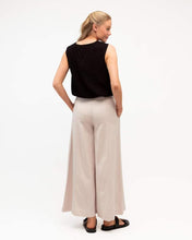 Load image into Gallery viewer, Bloom Top Black | Ebby &amp; I
