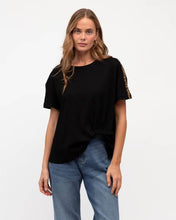 Load image into Gallery viewer, Easy Tuck Tee Leopard stripe Black
