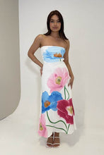 Load image into Gallery viewer, Luss Maxi Dress White Florals
