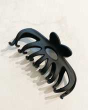Load image into Gallery viewer, Flower Matt Claw Clip Black
