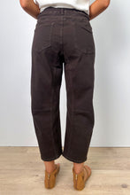 Load image into Gallery viewer, Wakee Pocket Barrel Jeans Chocolate
