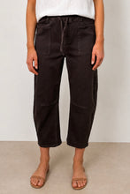 Load image into Gallery viewer, Wakee Pocket Barrel Jeans Chocolate
