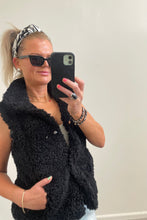 Load image into Gallery viewer, Bailey Vest Black
