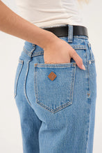Load image into Gallery viewer, Abrand 94 High &amp; Wide Petite Debbie Jeans

