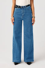 Load image into Gallery viewer, Abrand 94 High &amp; Wide Debbie Jeans
