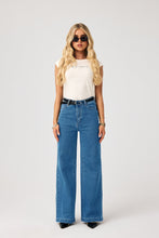Load image into Gallery viewer, Abrand 94 High &amp; Wide Debbie Jeans
