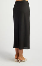 Load image into Gallery viewer, Arden Linen Blend Midi Skirt Black
