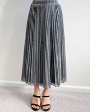 Load image into Gallery viewer, Metallic Pleated Skirt Silver Black
