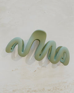 Lune Wavy Matte Claw Clip Green