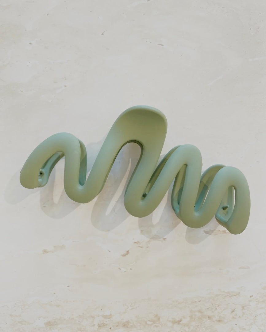 Lune Wavy Matte Claw Clip Green