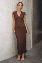 Load image into Gallery viewer, Bubble V Neck Top Chocolate
